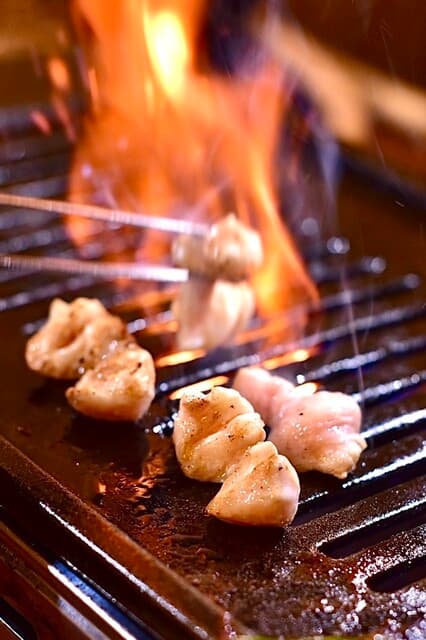もはや焼鳥ではありません。今のトレンドは「照焼き」です‼️このボリュームたっぷりのメニューが持つ、驚くほどの柔らかな味わいを体験してみてください…⁉️