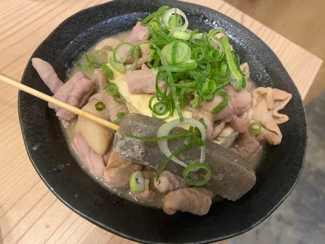 京阪京都・京橋にある人気居酒屋「ニク」や「鳥が生きている酒場 新ツルマツつ」で、美味しい肉料理や特別料理を楽しみましょう。