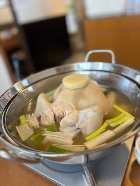 한 마리씩 통째로 제공되는, 풍부한 맛이 가득한 닭고기