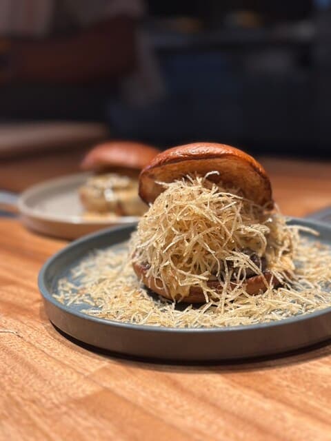 점심 전용 Gui's Burger 콜라보 햄버거가 외국인들에게 큰 인기를 끌고 있습니다.
