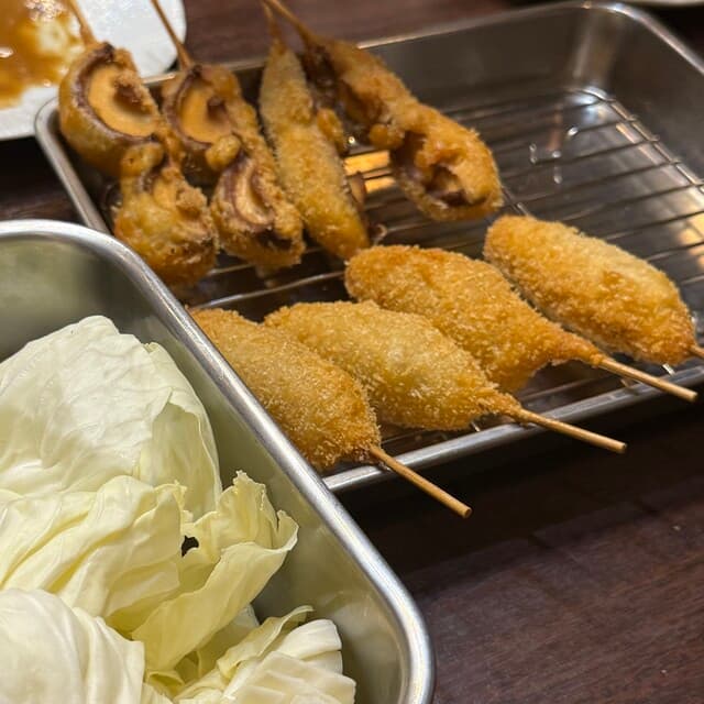 튀긴 칩카츠와 도테야키로 풍성하게 차려진 오사카점