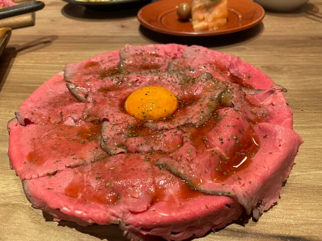 A restaurant where you can enjoy cheese and meat dishes that truly stand out, along with a satisfying all-you-can-eat meal.