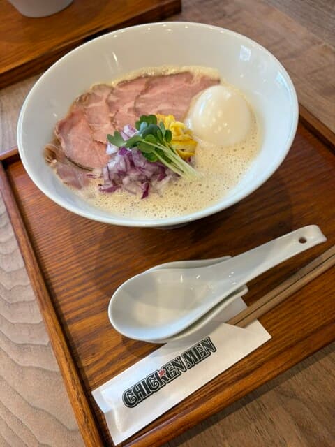 춘길에서 점심 식사와 런치 메뉴가 모두 훌륭한 정식 요리와 맛있는 닭 라라 라멘을 즐길 수 있는 가게