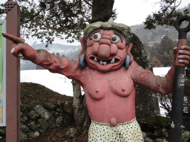 喫茶 山音 - この鬼の指す方向へ進むと大江山に登ってしまう