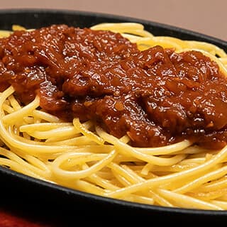 The "Iron Plate Meat," a highly popular menu inherited from my family's coffee shop, is definitely worth trying.