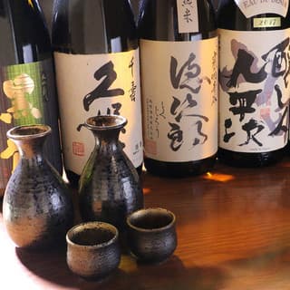 这家餐厅提供丰富的饮品选择,包括精心挑选的日本酒、烧酎以及葡萄酒等。还提供畅饮套餐。