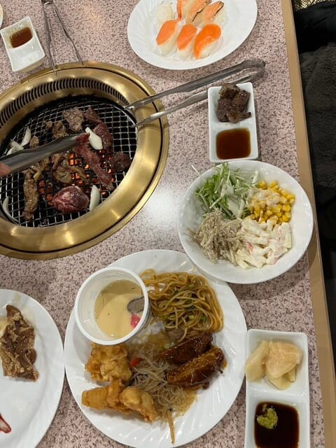 호텔이나 여관의 저녁 식사는 바이킹 요리와 비슷하네요… 재미있게 바이킹을 즐길 수 있겠어요!