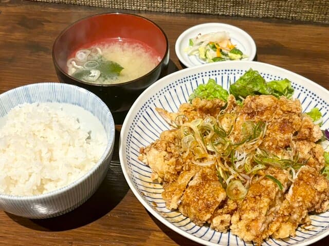 제가 생각하기에 일본에서 가장 맛있는 기름닭입니다.