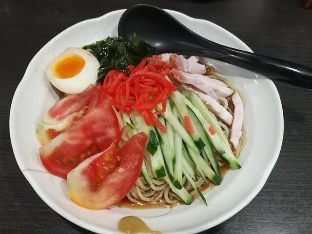 십오구에 위치한, 상큼한 맛의 차가운 중화요리.