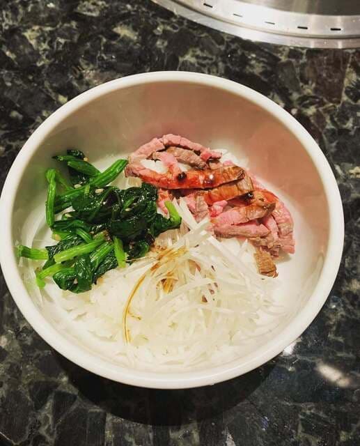 삼사카 소고기를 조금씩 맛보며 대화도 즐길 수 있는 구이요리!