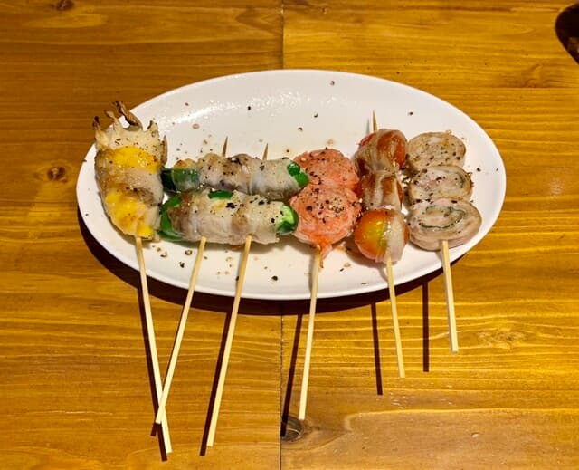 탄소를 사용해 만든, 맛있는 스트립 스테이크를 먹으면서 대화와 술을 즐기다 @오오타키