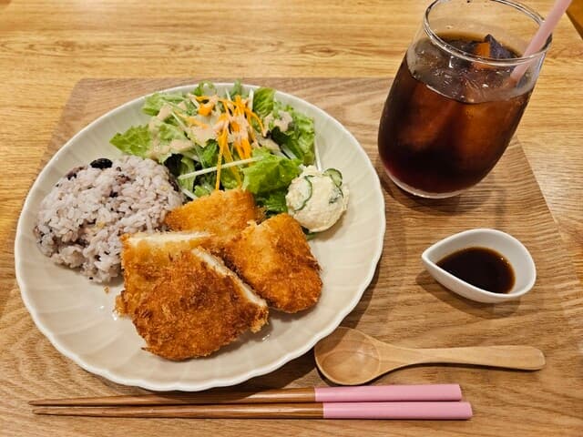 【千駄木】어른도 아이도 함께 즐길 수 있는 치유의 카페