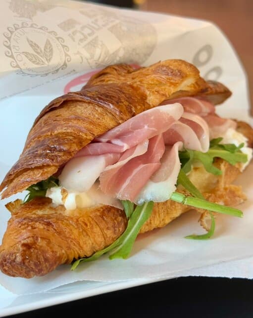 六本木一丁目に新しくオープンした、非常に便利なイタリア料理のカフェです!