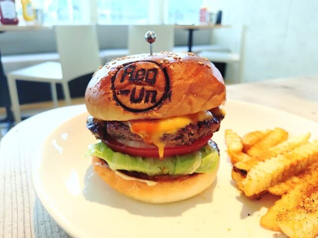 【鵠沼海岸(江ノ島)】【ハンバーガーで有名な100店舗の2号店✨】『自由にアレンジできるメニュー構成‼️』『バーベキューソースが決め手の旨味凝縮バーガー✨』