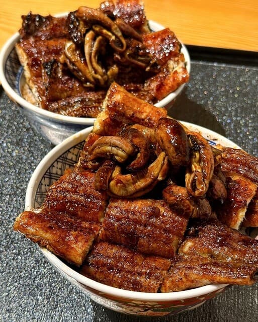 丼에서 뿜어져 나오는 큰 오징어!