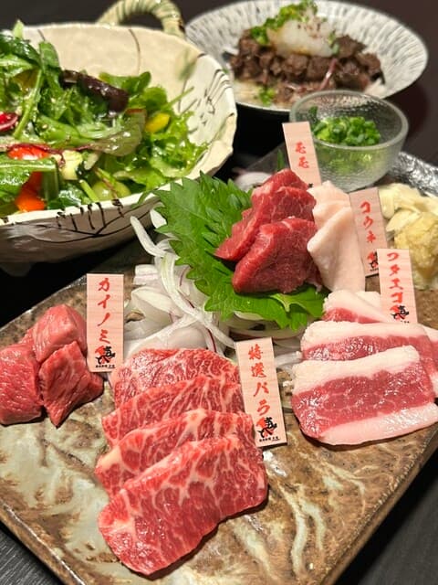 말고기는 정말 맛있습니다. 은둔 같은 분위기의 가게입니다♪
