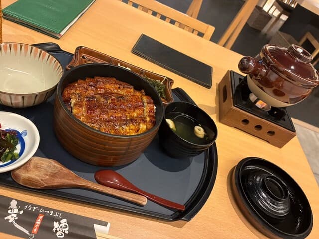 교토의 번화가인 사쿠라기야마치에 위치한 "우나기・히츠마부시・탄락".
