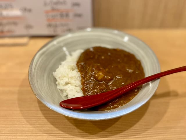 이 레스토랑의 카레는 정말 맛있다.