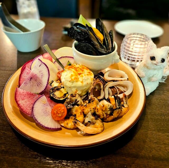 생선과 해산물을 중심으로 한 프랑스 요리를 맛보았는데, "마그로의 우나지"가 정말 맛있었습니다!
