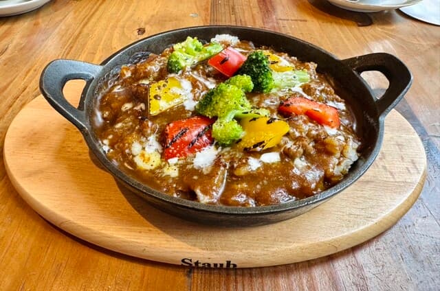 熱々の鉄鍋で提供される本格的な焼きカレーで、満足のいくランチです!